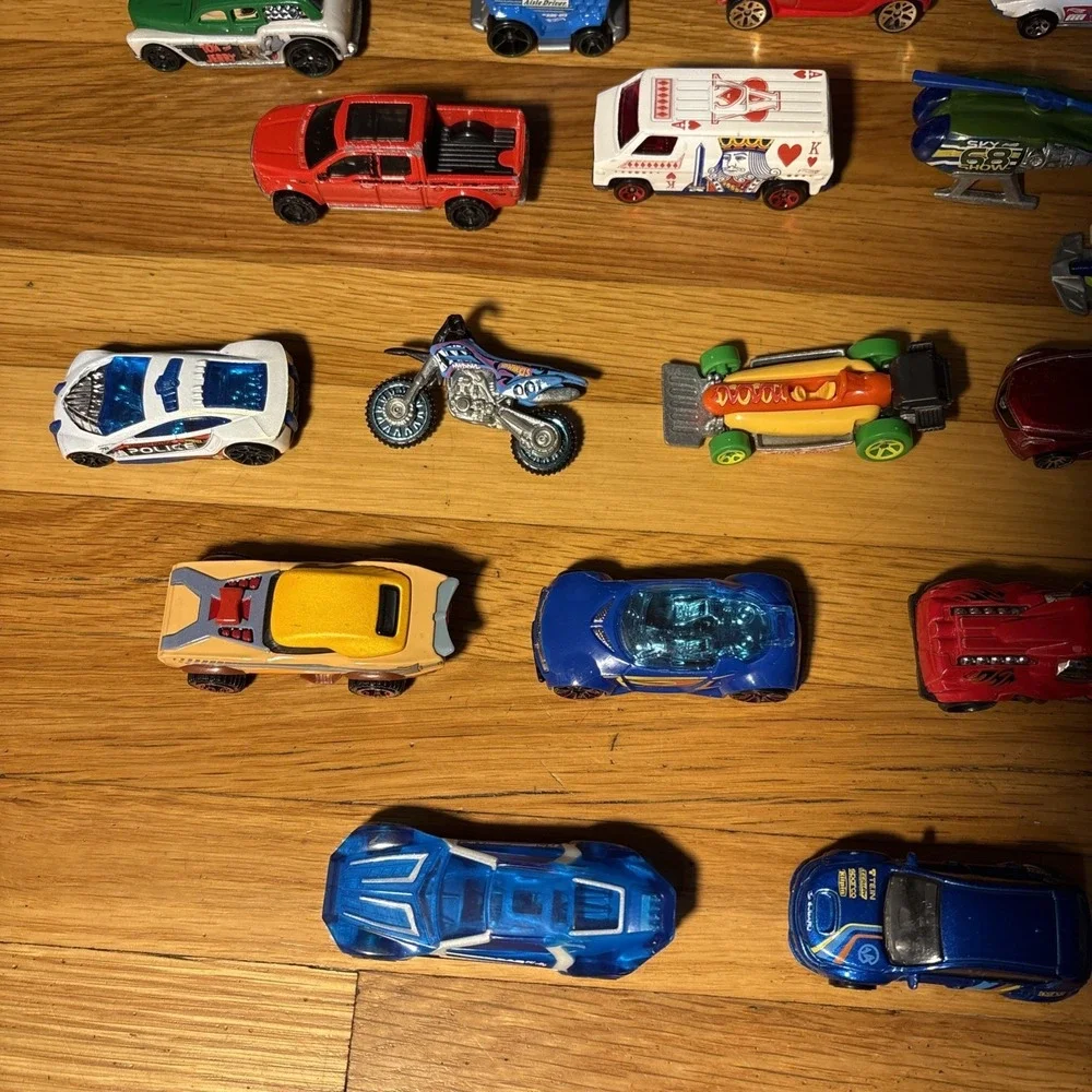 Lot Of 35 Hot Wheels/Matchbox diecast toy cars, trucks, buses